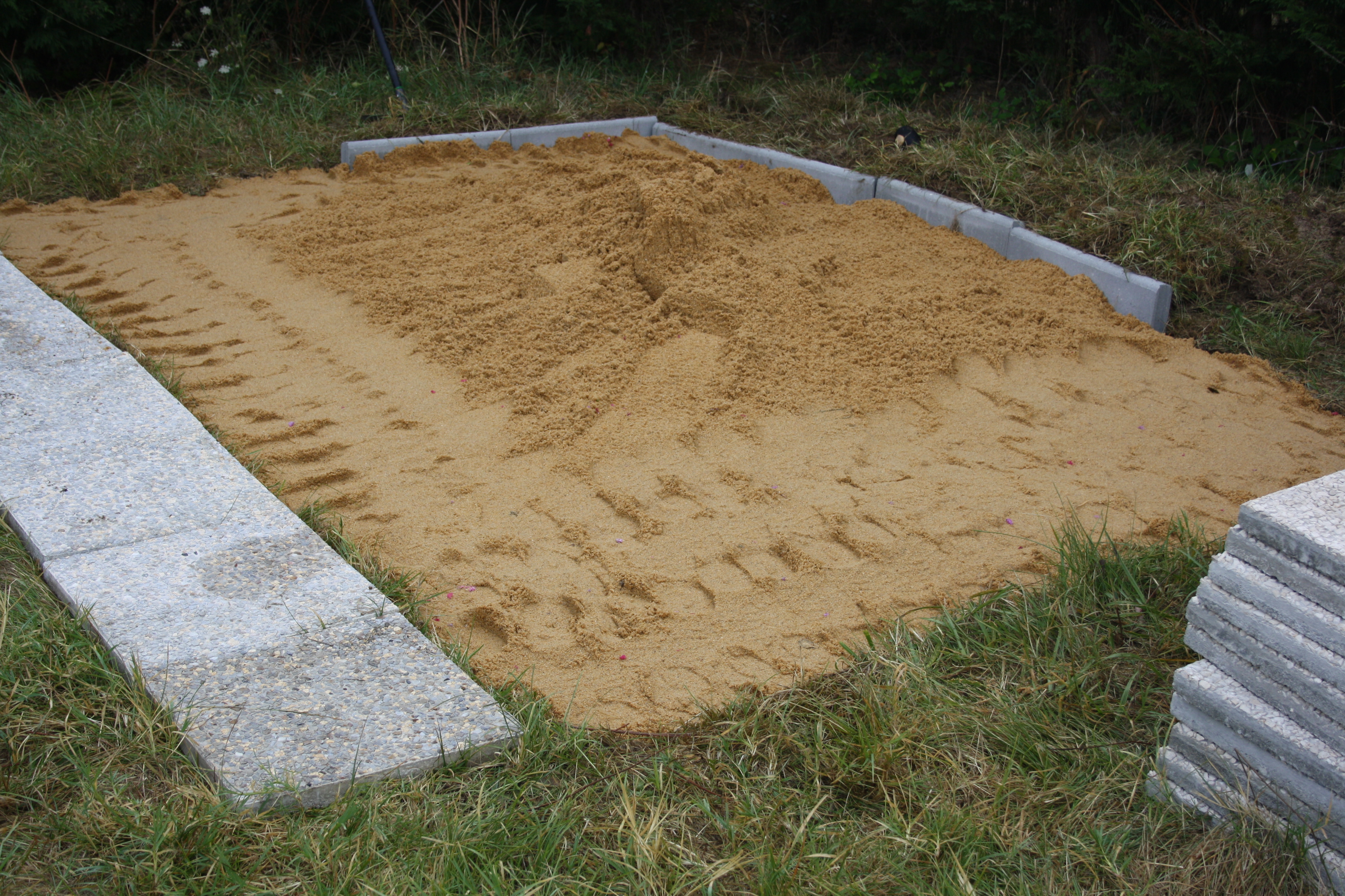 How to build a shed base and erect a shed in France (in 11 hours)